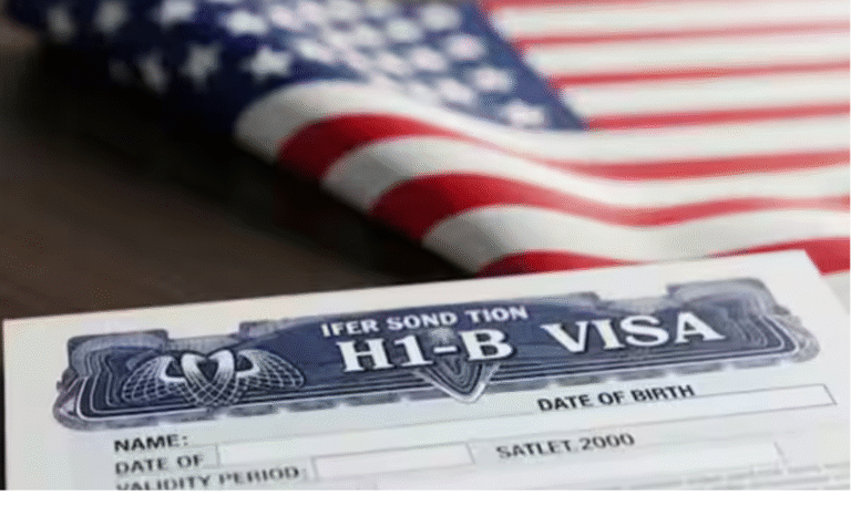H-1B விசா செயல்முறை, அமெரிக்க கொடி மற்றும் ஐ.டி. பணியாளர்கள் காட்சி