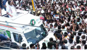 ஓமலூரில் தேர்தல் பிரசாரத்தில் பேசும் இபிஎஸ் மற்றும் கூட்டம்