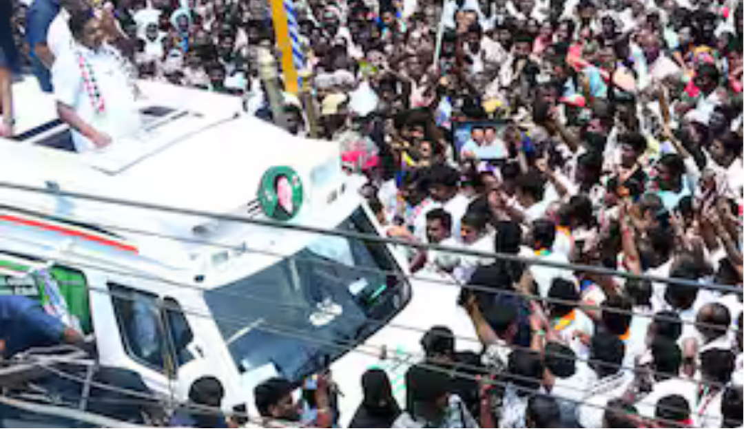 ஓமலூரில் தேர்தல் பிரசாரத்தில் பேசும் இபிஎஸ் மற்றும் கூட்டம்