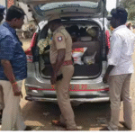 தேர்தல் பறக்கும் படையினர் சோதனை நடத்தும் காட்சி மற்றும் பறிமுதல் செய்யப்பட்ட பணம், பொருட்கள்