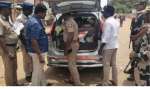 தேர்தல் பறக்கும் படையினர் சோதனை நடத்தும் காட்சி மற்றும் பறிமுதல் செய்யப்பட்ட பணம், பொருட்கள்