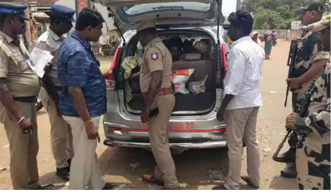 தேர்தல் பறக்கும் படையினர் சோதனை நடத்தும் காட்சி மற்றும் பறிமுதல் செய்யப்பட்ட பணம், பொருட்கள்