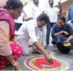 பெரம்பூரில் விசில் சின்னத்தை கோலமாக வரையும் நடிகர் விஜய் மற்றும் ரசிகர்கள்