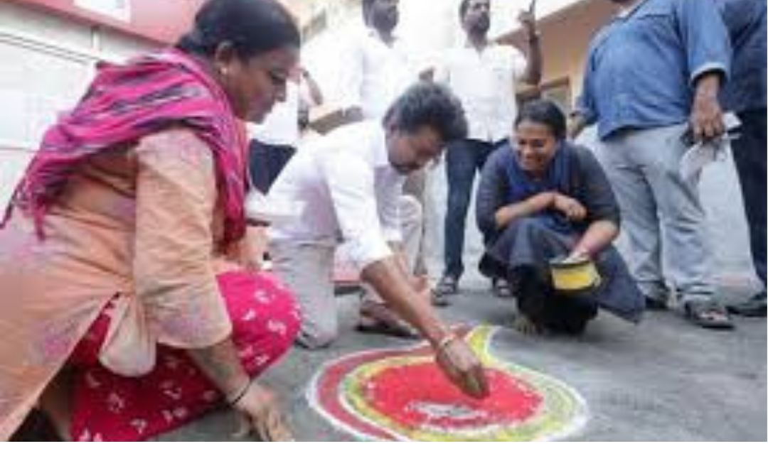 பெரம்பூரில் விசில் சின்னத்தை கோலமாக வரையும் நடிகர் விஜய் மற்றும் ரசிகர்கள்