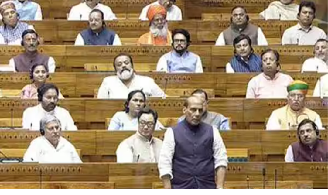 லோக்சபாவில் பேசும் ராஜ்நாத் சிங் மற்றும் ராகுல் காந்தி இடையேயான அரசியல் விவாதம்