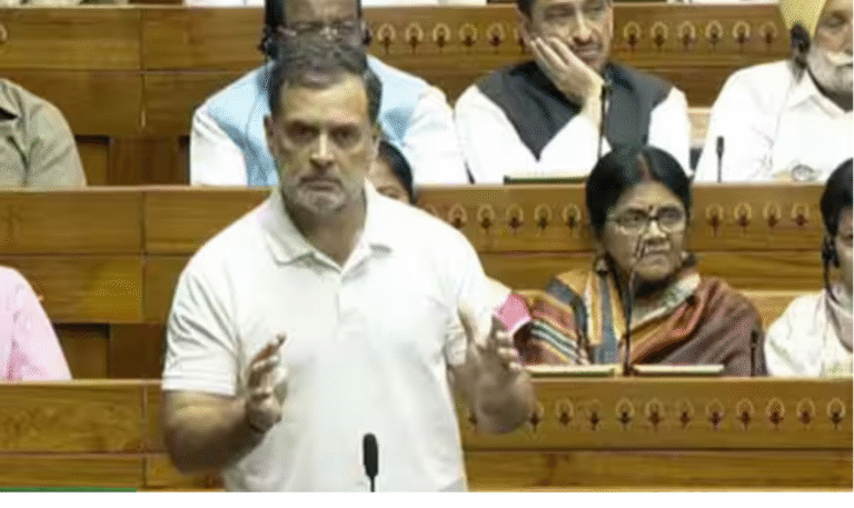 லோக்சபாவில் பேசி வரும் ராகுல் காந்தி மற்றும் உறுப்பினர்கள் சிரிக்கும் காட்சி