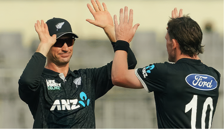 நியூசிலாந்து வீரர்கள் விக்கெட் கொண்டாடும் காட்சி