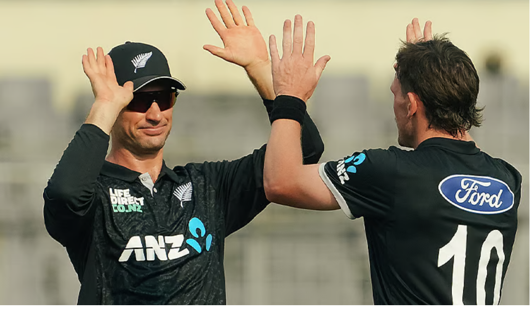 நியூசிலாந்து வீரர்கள் விக்கெட் கொண்டாடும் காட்சி