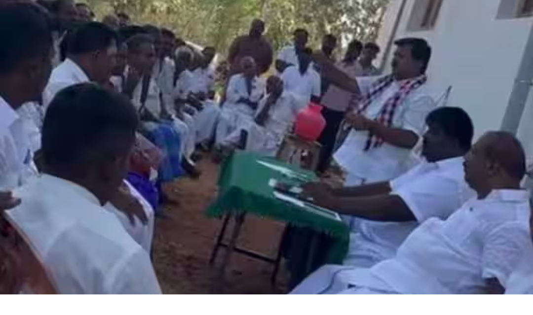 வாக்காளர்களுக்கு பணம் வழங்க வேண்டும் என பேசும் முன்னாள் எம்பி வீடியோ வைரலாகும் காட்சி