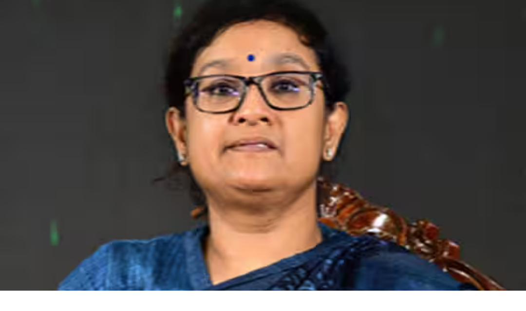 தேர்தல் விதிமுறைகள் குறித்து அறிவிப்பு வெளியிடும் தேர்தல் கமிஷன் அதிகாரி