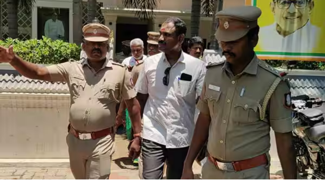 காரைக்குடியில் எம்.பி. அலுவலகத்தில் நடந்த பணம் சிக்கல் மற்றும் விசாரணை காட்சி