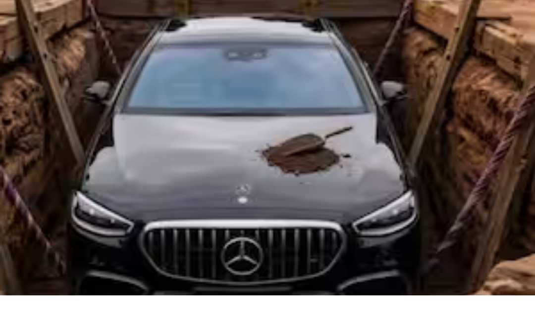 கல்லறைக்கு அருகே மெர்சிடிஸ் பென்ஸ் காரை புதைக்கும் காட்சி