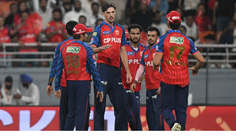 பஞ்சாப் கிங்ஸ் வீரர்கள் வெற்றியை கொண்டாடும் காட்சி