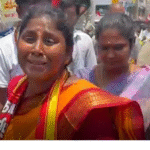 மேச்சேரியில் காவல்துறையினருடன் விவாதத்தில் ஈடுபடும் வித்யாராணி வீரப்பன்