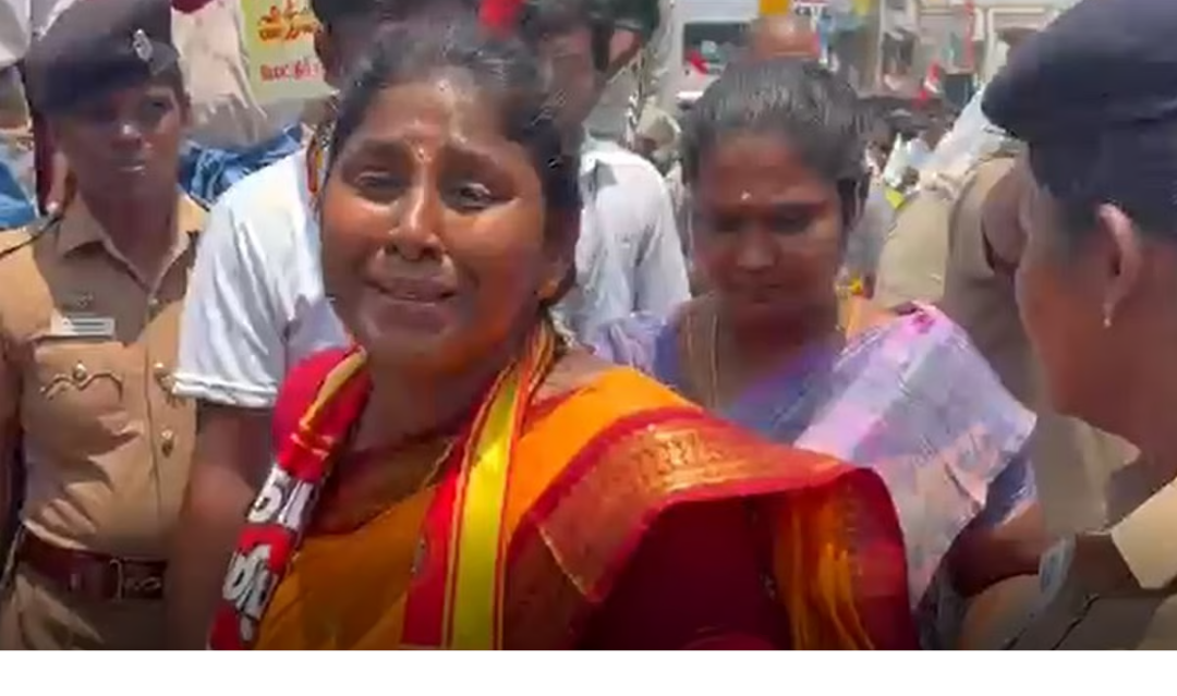 மேச்சேரியில் காவல்துறையினருடன் விவாதத்தில் ஈடுபடும் வித்யாராணி வீரப்பன்