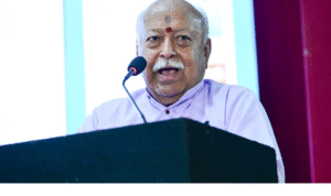 சமஸ்கிருத நிகழ்ச்சியில் உரையாற்றும் மோகன் பாகவத் மற்றும் பார்வையாளர்கள் கூட்டம்