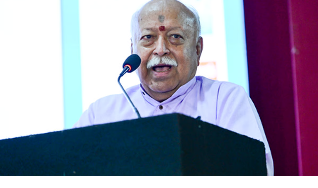 சமஸ்கிருத நிகழ்ச்சியில் உரையாற்றும் மோகன் பாகவத் மற்றும் பார்வையாளர்கள் கூட்டம்