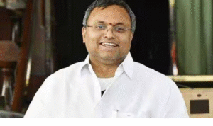 கார்த்தி சிதம்பரம் செய்தியாளர்களிடம் பதிலளிக்கும் காட்சி மற்றும் பறிமுதல் செய்யப்பட்ட பணம் தொடர்பான படம்