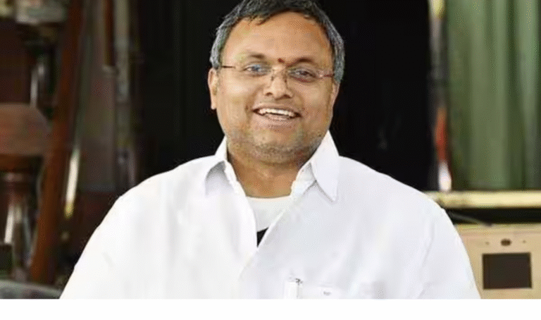 கார்த்தி சிதம்பரம் செய்தியாளர்களிடம் பதிலளிக்கும் காட்சி மற்றும் பறிமுதல் செய்யப்பட்ட பணம் தொடர்பான படம்