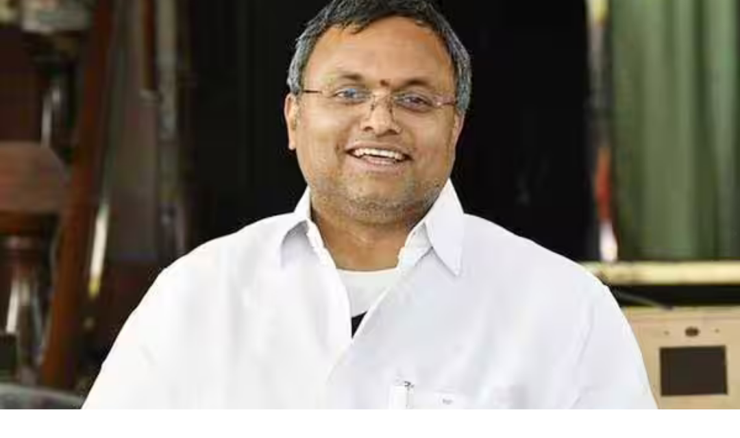 கார்த்தி சிதம்பரம் செய்தியாளர்களிடம் பதிலளிக்கும் காட்சி மற்றும் பறிமுதல் செய்யப்பட்ட பணம் தொடர்பான படம்