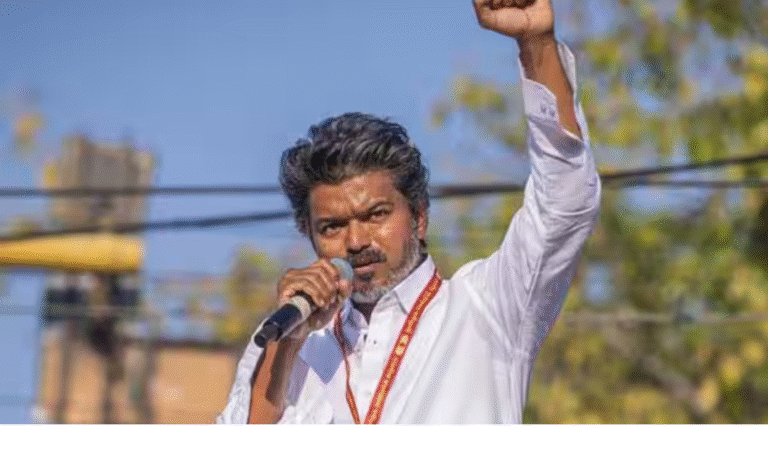 வாக்காளர்களுக்கு உரையாற்றும் விஜய் மற்றும் அவரது கடித அறிவிப்பு காட்சி