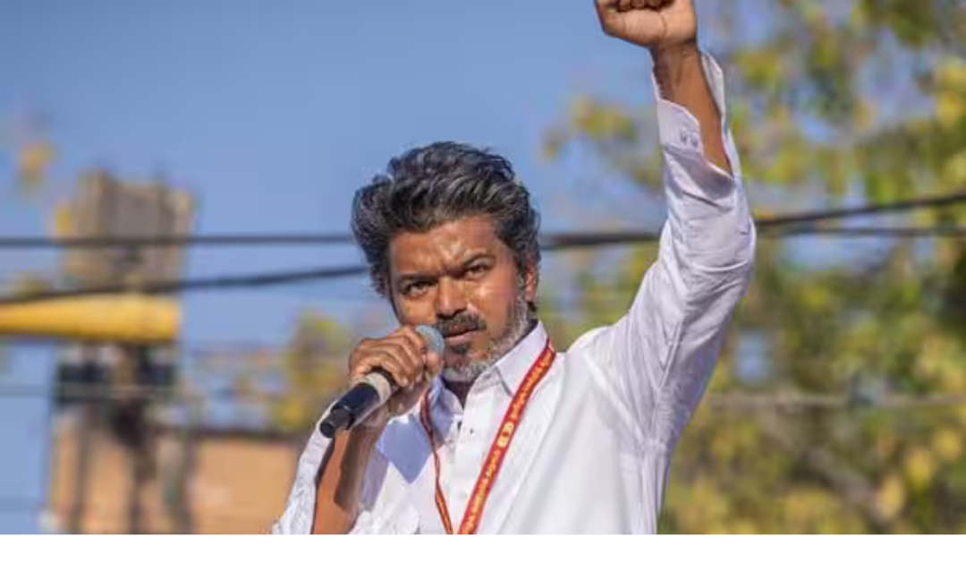 வாக்காளர்களுக்கு உரையாற்றும் விஜய் மற்றும் அவரது கடித அறிவிப்பு காட்சி