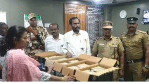 பறிமுதல் செய்யப்பட்ட பணத்துடன் அதிகாரிகள் மற்றும் சோதனை செய்யப்பட்ட கார் காட்சி