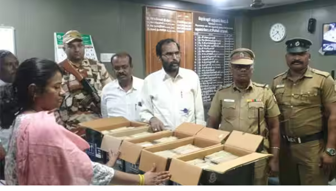 பறிமுதல் செய்யப்பட்ட பணத்துடன் அதிகாரிகள் மற்றும் சோதனை செய்யப்பட்ட கார் காட்சி