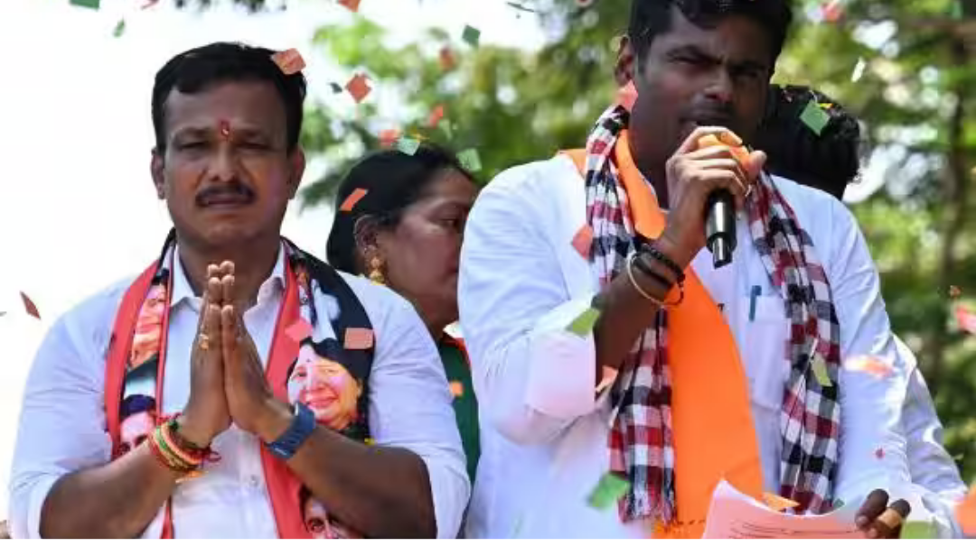 பிரசார மேடையில் பேசும் அண்ணாமலை மற்றும் அரசியல் கூட்டம் காட்சி