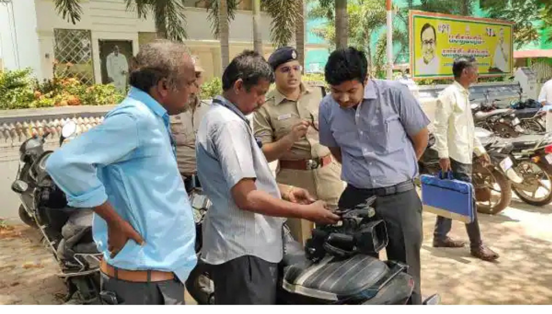 பறிமுதல் செய்யப்பட்ட பணம் மற்றும் காரைக்குடி அலுவலகம் முன் நடந்த பரபரப்பு காட்சி