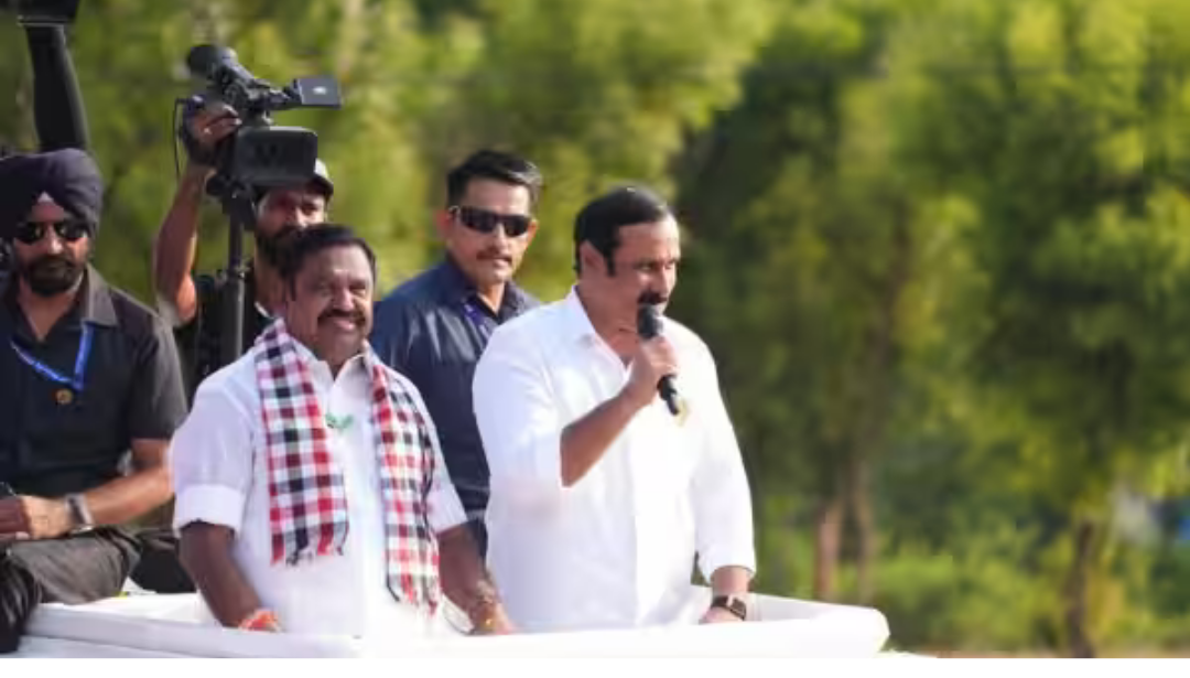 சேலத்தில் தேர்தல் பிரசாரத்தில் பேசும் அன்புமணி மற்றும் மக்கள் கூட்டம்