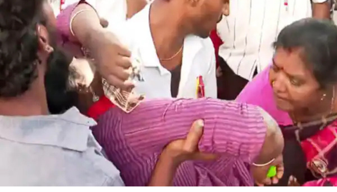 விஜய் பிரசாரக் கூட்டத்தில் மக்கள் கூட்டம் மற்றும் மயங்கியவர்களுக்கு உதவி செய்யும் காட்சி