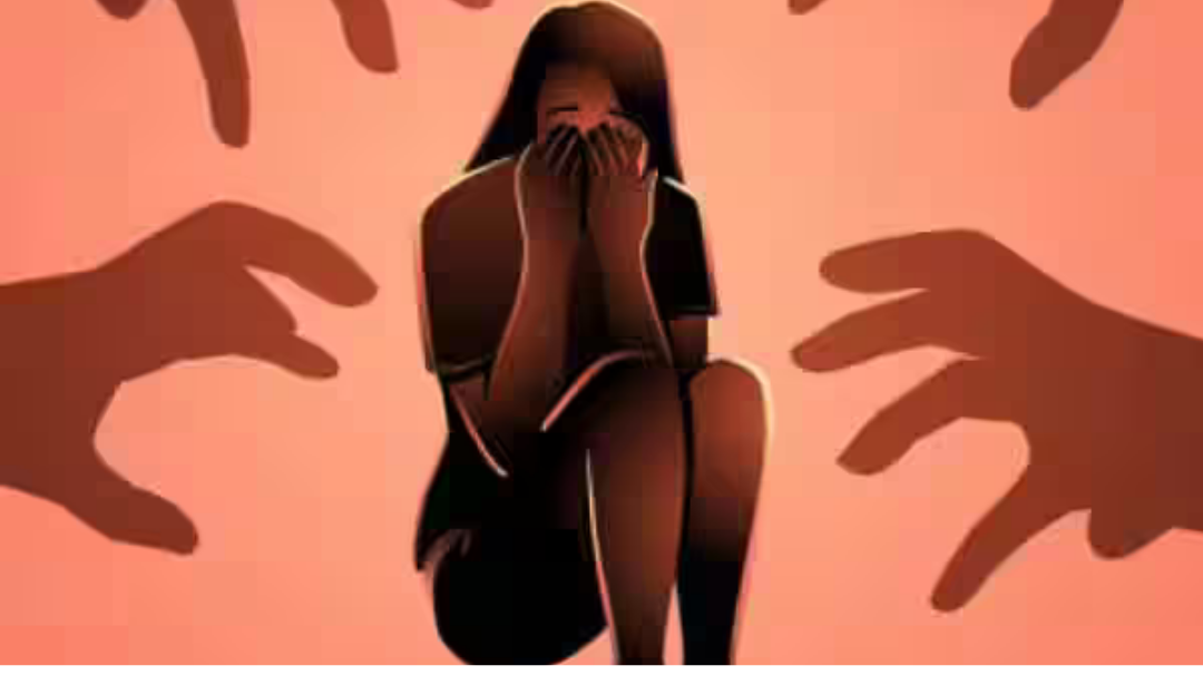 டில்லி போலீசார் விசாரணை நடத்தும் காட்சி மற்றும் பறிமுதல் செய்யப்பட்ட ஸ்லீப்பர் பஸ்