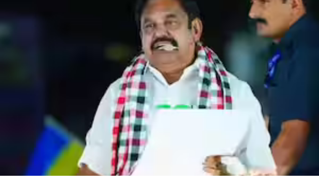 நமது அம்மா நாளிதழ் மற்றும் நியூஸ் ஜெ சேனல் லோகோக்கள் பின்னணியில் அதிமுக தலைவர்கள்