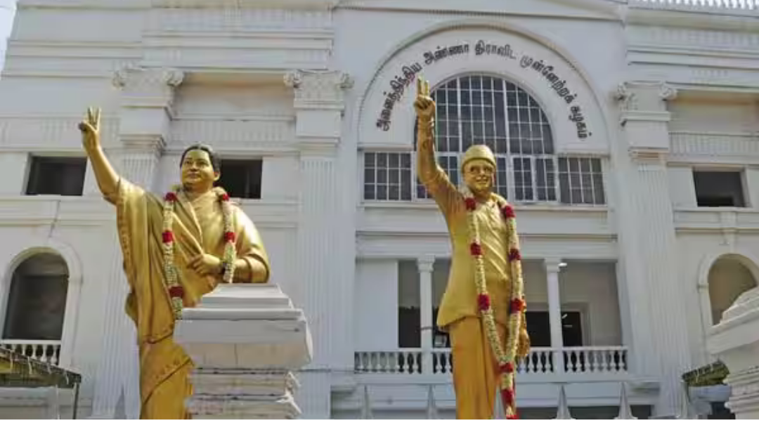சென்னை ராயப்பேட்டையில் உள்ள அதிமுக தலைமை அலுவலகம் முன்பு குவிக்கப்பட்ட போலீசார்