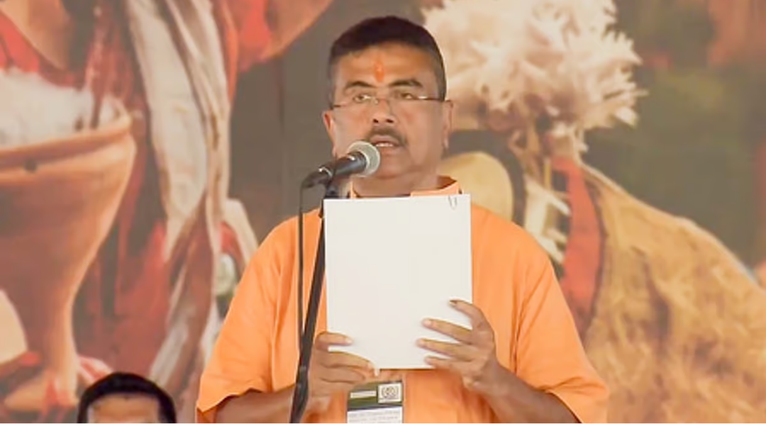 பள்ளி மாணவர்கள் காலை கூட்டத்தில் வந்தே மாதரம் பாடும் காட்சி