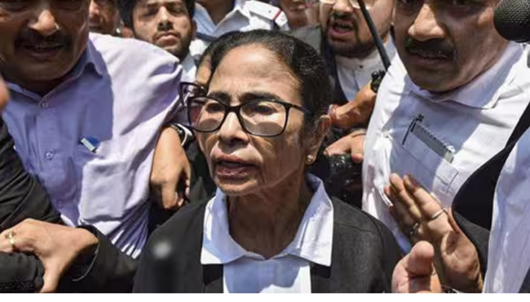 கொல்கட்டா உயர் நீதிமன்றத்தில் வழக்கறிஞர் உடையில் ஆஜராகிய மம்தா பானர்ஜி