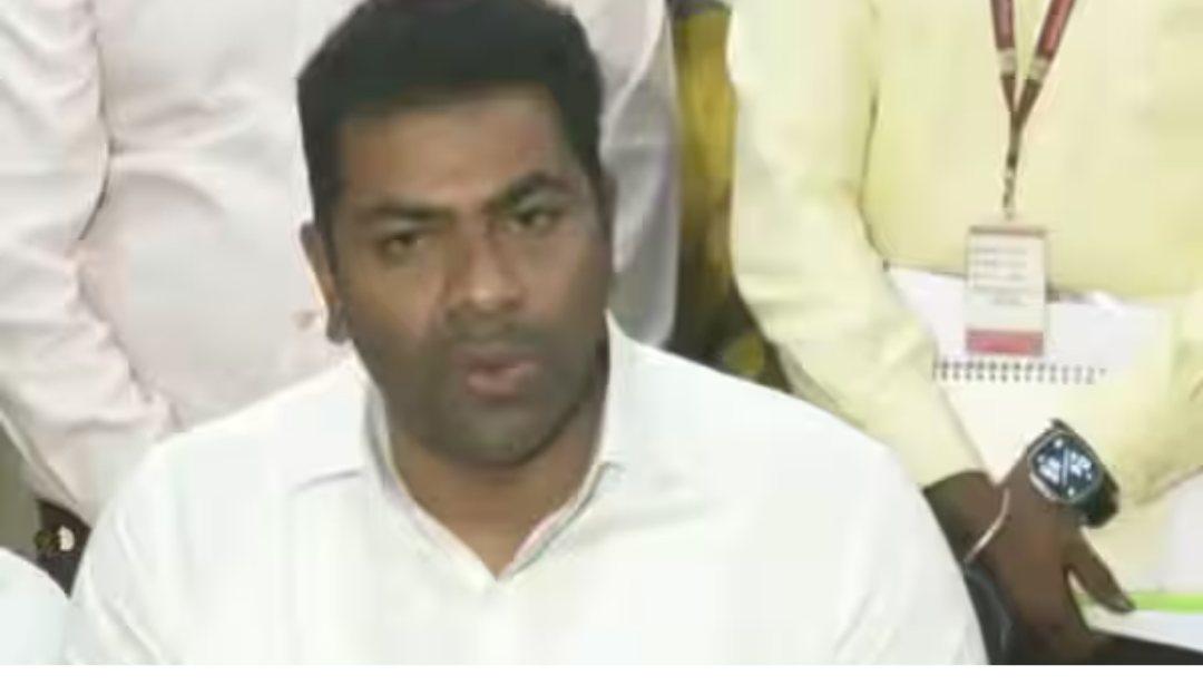 செய்தியாளர்களிடம் பேசி வரும் தமிழக அமைச்சர் ஆதவ்