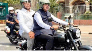 மும்பையில் புல்லட் மோட்டார் சைக்கிளில் முதல்வர் அலுவலகம் செல்லும் தேவேந்திர பட்னவிஸ்
