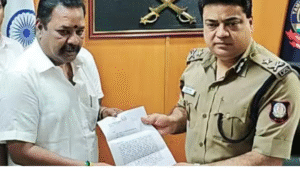 போதைப்பொருள் விற்பனை குறித்து போலீஸ் கமிஷனரிடம் மனு அளிக்கும் தவெக எம்எல்ஏ கார்த்திகேயன்.