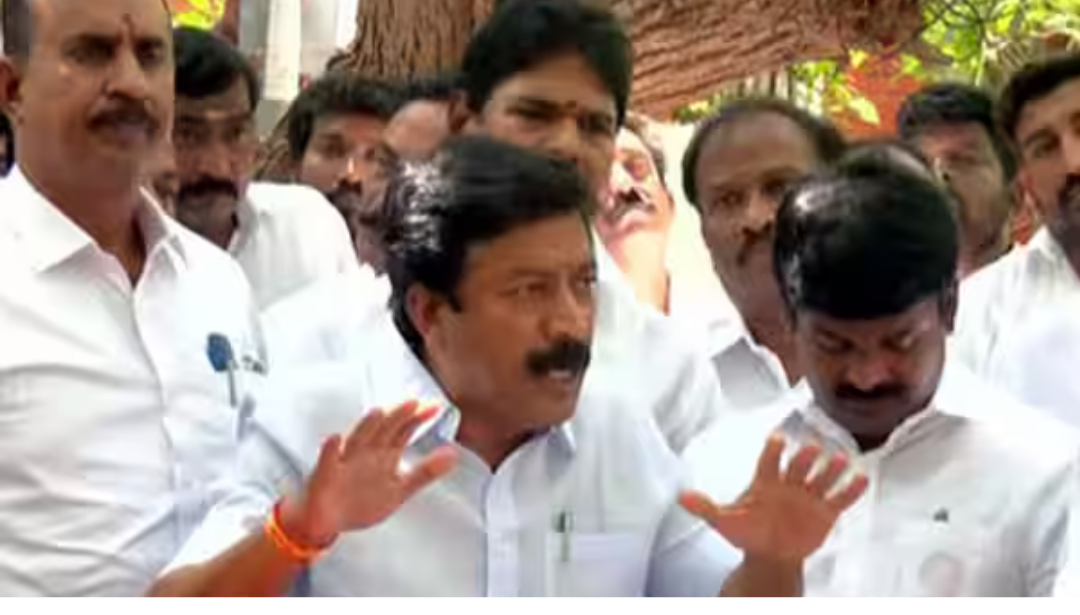 அ.தி.மு.க. உட்கட்சிப் பிரச்னை தீர ஹோமம் மற்றும் பரிகார பூஜை நடத்திய நிர்வாகிகள்.