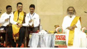 ஆர்ட் ஆஃப் லிவிங் விழாவில் உரையாற்றும் தேவேந்திர பட்னவிஸ் மற்றும் ஸ்ரீஸ்ரீ ரவிசங்கர்.