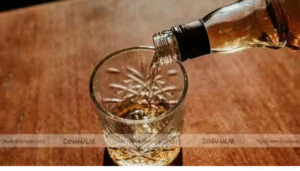 ஜம்மு - காஷ்மீரில் பூரண மதுவிலக்கு அமல்படுத்த ஆலோசனை நடத்தும் ஒமர் அப்துல்லா அரசு தொடர்பான செய்தி.