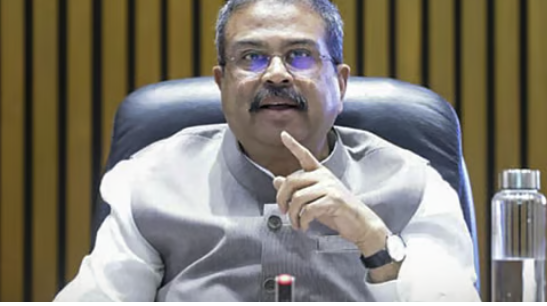 டில்லியில் நடைபெற்ற மாநாட்டில் நீட் மறுதேர்வு குறித்து பேசும் மத்திய கல்வித்துறை அமைச்சர் தர்மேந்திர பிரதான்.