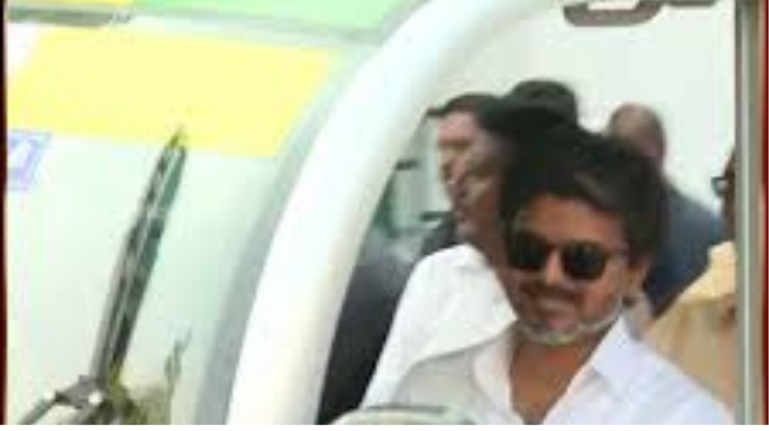 சென்னை தலைமைச் செயலக வளாகத்தில் பேட்டரி காரில் சுற்றிப்பார்க்கும் முதல்வர் விஜய்.