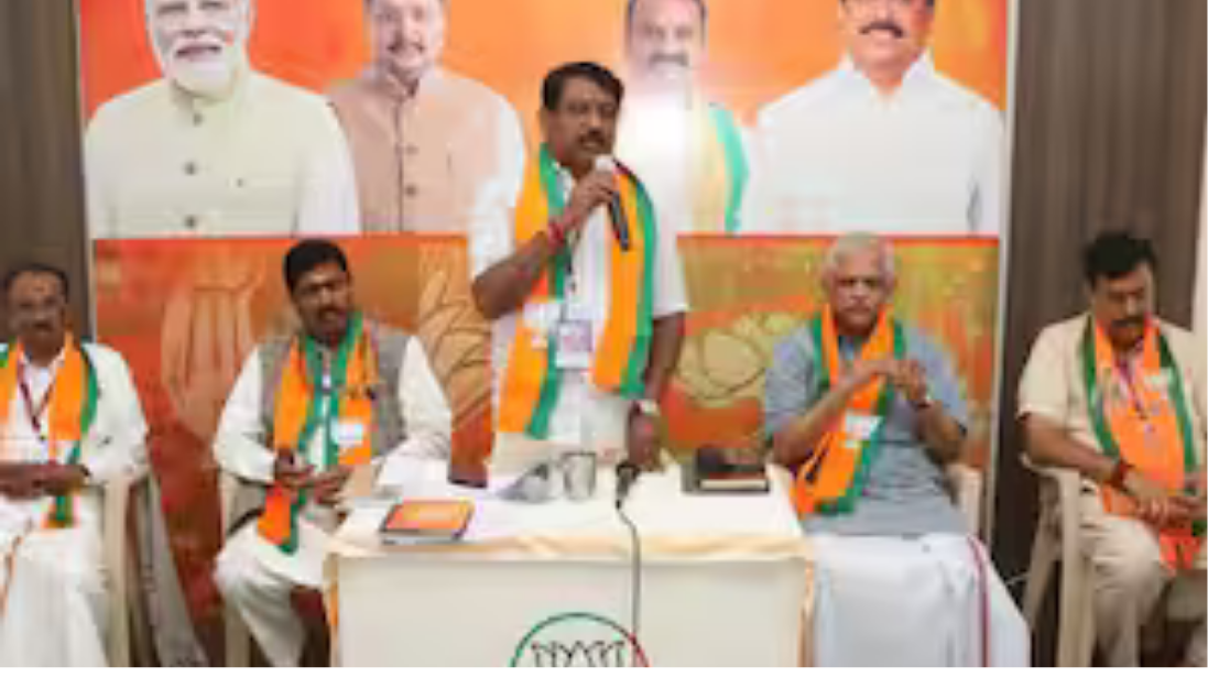 கோவையில் நடைபெற்ற பா.ஜ மையக்குழு கூட்டத்தில் கலந்துகொண்ட பி.எல்.சந்தோஷ் மற்றும் தமிழக பா.ஜ தலைவர்கள்.