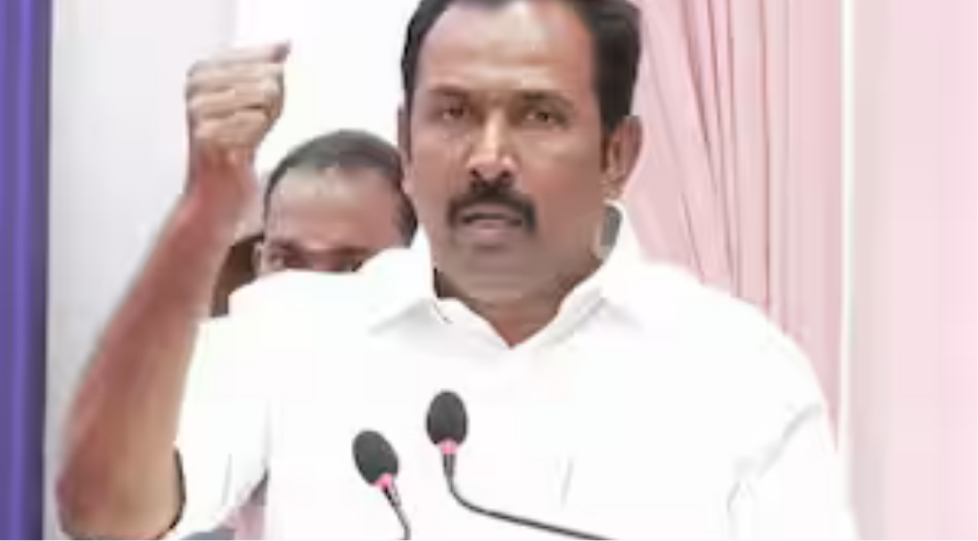அமைச்சராக பதவியேற்கும் ராஜேஷ்குமார் மற்றும் தமிழக கவர்னர் நிகழ்ச்சியில் பங்கேற்கும் காட்சி