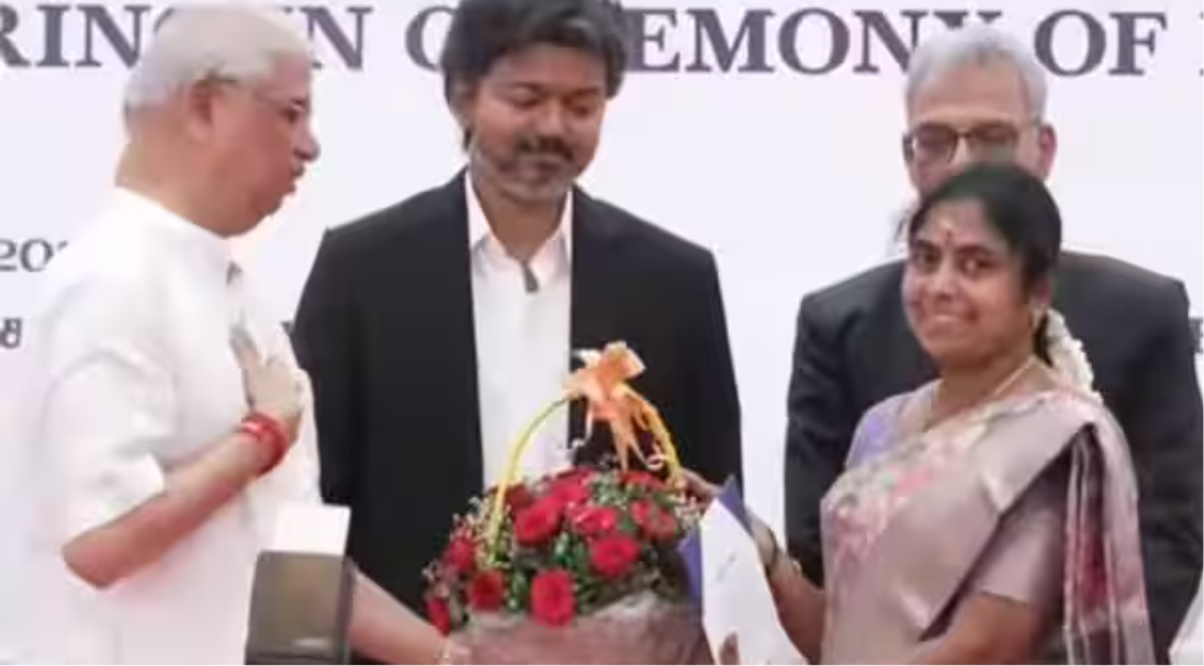 தமிழக கவர்னர் மாளிகையில் அமைச்சர்களுக்கு பதவிப்பிரமாணம் செய்து வைக்கும் விழா