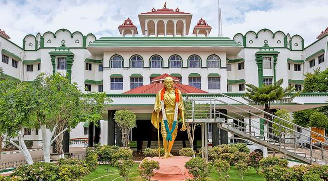 தமிழக டாஸ்மாக் கடை மற்றும் மதுரை உயர்நீதிமன்ற கிளை கட்டிடம்