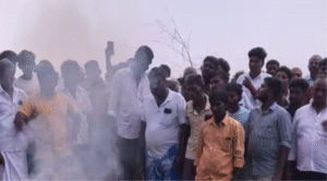 கோவையில் கொல்லப்பட்ட சிறுமிக்கு சேலம் மாவட்டத்தில் உறவினர்கள் இறுதி அஞ்சலி செலுத்திய காட்சி